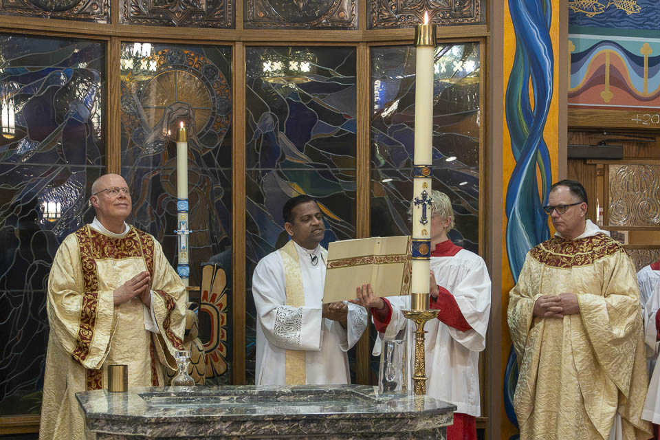 2026-StMary-EasterVigil (58 of 215).jpg